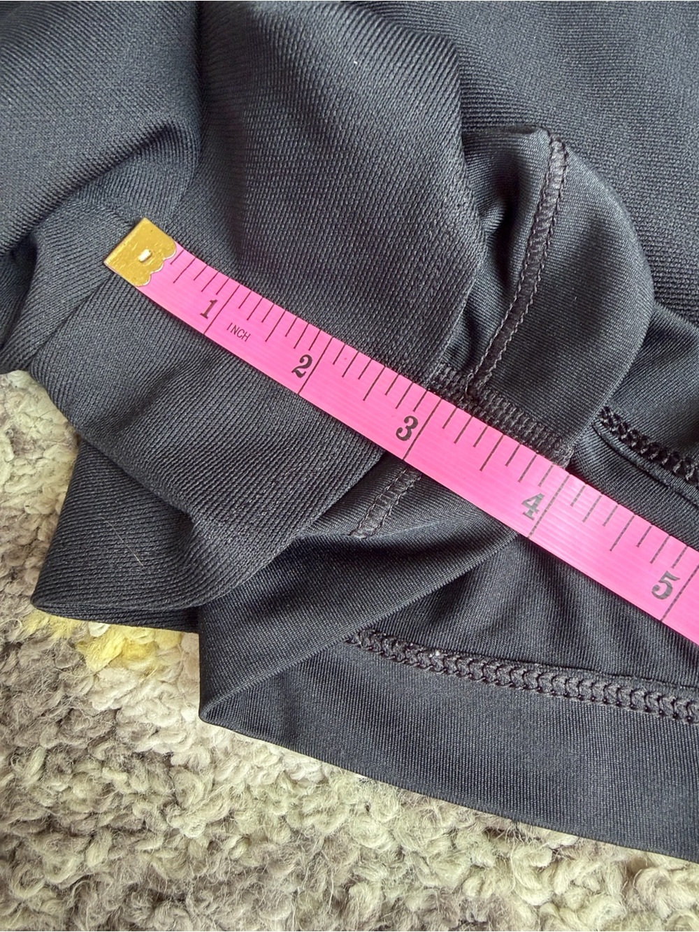Under Armour Black Women’s Lg Athletic Shorts with White Trim and pockets - Picture 6 of 9